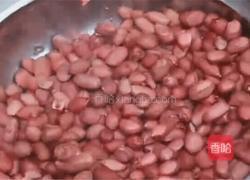 挂霜花生米的做法图解1