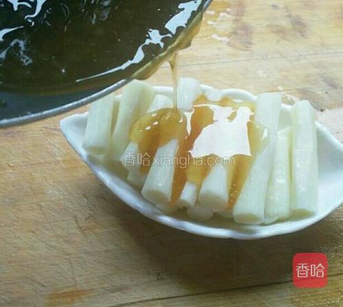 把熬的蜂蜜汁均匀的倒在山药上<br/><br/>