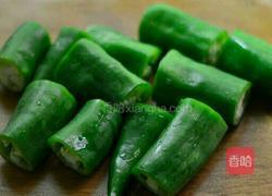 生煎虎皮辣椒的做法图解1