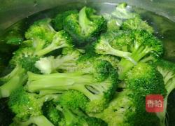 西蓝花抱香菇的做法图解2