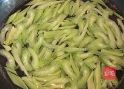 五花肉爆炒香干西芹的做法图解1