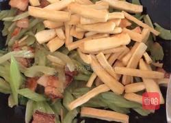 五花肉爆炒香干西芹的做法图解10