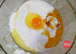 家常鸡蛋五香油饼的做法图解1