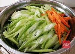 清炒西芹腰果的做法图解2
