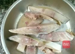 金银蒜焗金鲳鱼的做法图解1