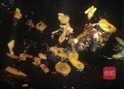 老干妈蒜苗香芹闷罗非鱼的做法图解5