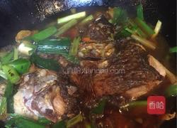 老干妈蒜苗香芹闷罗非鱼的做法图解10