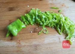 尖椒丝炒鸡蛋的做法图解2