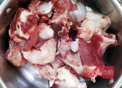 鲜美骨头汤的做法图解1