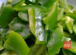 Illustration of how to stir-fry meat with garden peppers 2