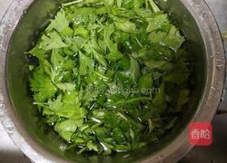 芹菜叶鸡蛋饼的做法图解1