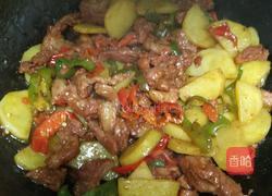 牛肉炒辣椒土豆片的做法图解2