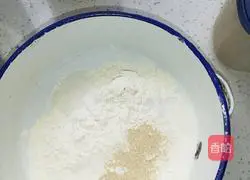 Illustration of how to make Chives and Egg Buns 1