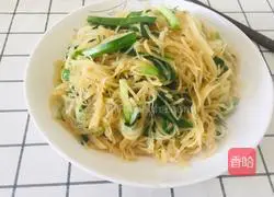 Illustration of how to stir-fry leeks with shredded potatoes 10
