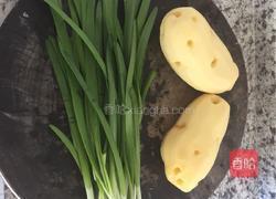 土豆丝炒韭菜的做法图解1
