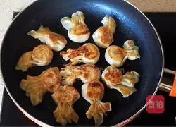 Illustration of how to make fried wonton stew 8