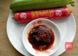 火腿腸炒西葫的做法圖解1