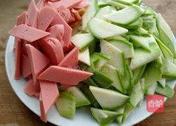 火腿腸炒西葫的做法圖解2