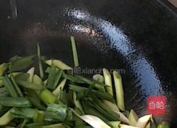 蒜苗炒香干鸡蛋的做法图解1