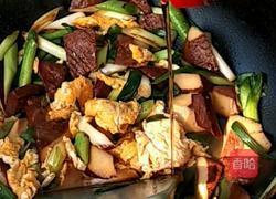 蒜苗炒香干鸡蛋的做法图解6