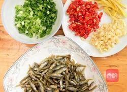 香辣小鱼干的做法图解2