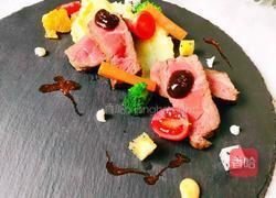 黑椒西冷牛排配鸡汁土豆泥 时蔬鲜果沙拉的做法图解12