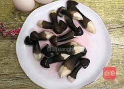 黑菇炒蛋的做法图解1