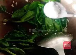 (Lantern Festival on the 15th day of the first lunar month) Illustration of how to make scrambled eggs with pea tips 7