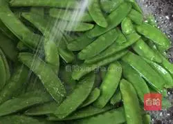 Illustration of how to make fried sausage with snow peas 5