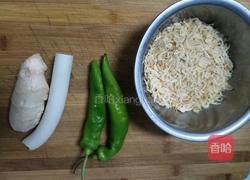 青椒炒虾皮的做法图解1