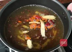 Illustration of how to make Chixiaodou Herbal Pork Ribs Soup 3