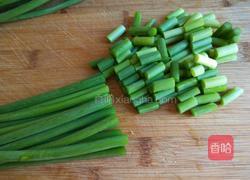 正月十五闹元宵 胡萝卜蒜苔炒肉末的做法图解2