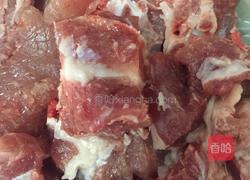 排骨炒年糕的做法图解1