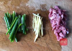 西红柿蒜苔肉丝面的做法图解5