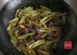 芹菜炒海参的做法图解5