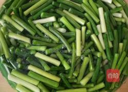 蒜苔炒五香猪耳的做法图解2