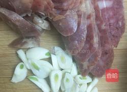 喜结金兰长长久久(腊肠炒西兰花)的做法图解2