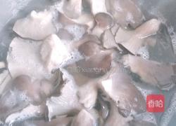 蘑菇炖豆腐的做法图解1