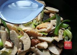 香菇炒冬笋的做法图解7