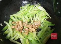 Illustration of how to stir-fry celery with meat 11