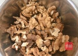 蜂蜜琥珀桃仁的做法图解1