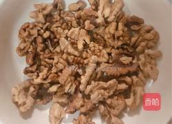  蜂蜜琥珀桃仁的做法图解5