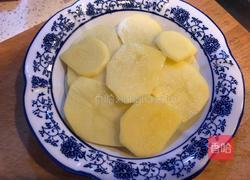 土豆蒸腊鸡腿的做法图解4
