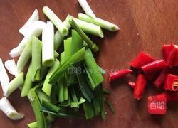 蒜苗炒莴笋的做法图解2