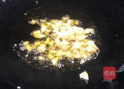 韭菜炒丝瓜的做法图解3