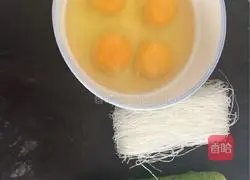 Illustration of how to make cold egg vermicelli 1