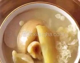 蘋 果 雪 梨 銀 耳 湯 