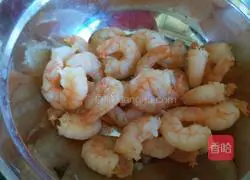 Illustration of how to make fried shrimps with chili pepper during the Lantern Festival on the 15th day of the first lunar month 1