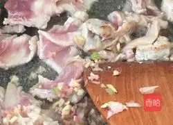 Illustration of how to stir-fry pork slices and seaweed head 4