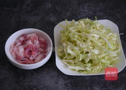 包菜炒肉的做法图解1